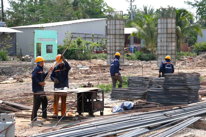 Công nhân thi công Dự án đường Vành đai phía Tây TP Cần Thơ (ảnh tư liệu 2024). Ảnh: Tạ Quang