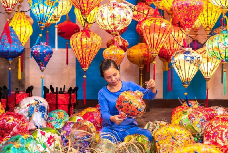 Các hoạt động trình diễn làng nghề, văn hóa truyền thống được diễn ra liên tục. Ảnh: Thùy Chi