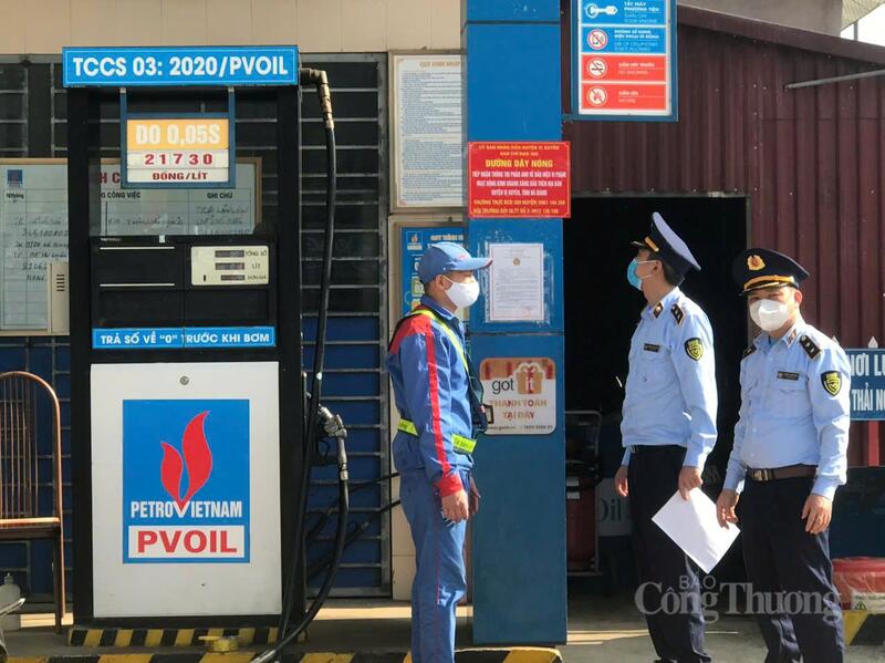 Cán bộ Đội Quản lý thị trường số 7 (Chi cục Quản lý thị trường tỉnh Tuyên Quang) kiểm tra một cơ sở kinh doanh xăng dầu. Ảnh: Hán Hiển