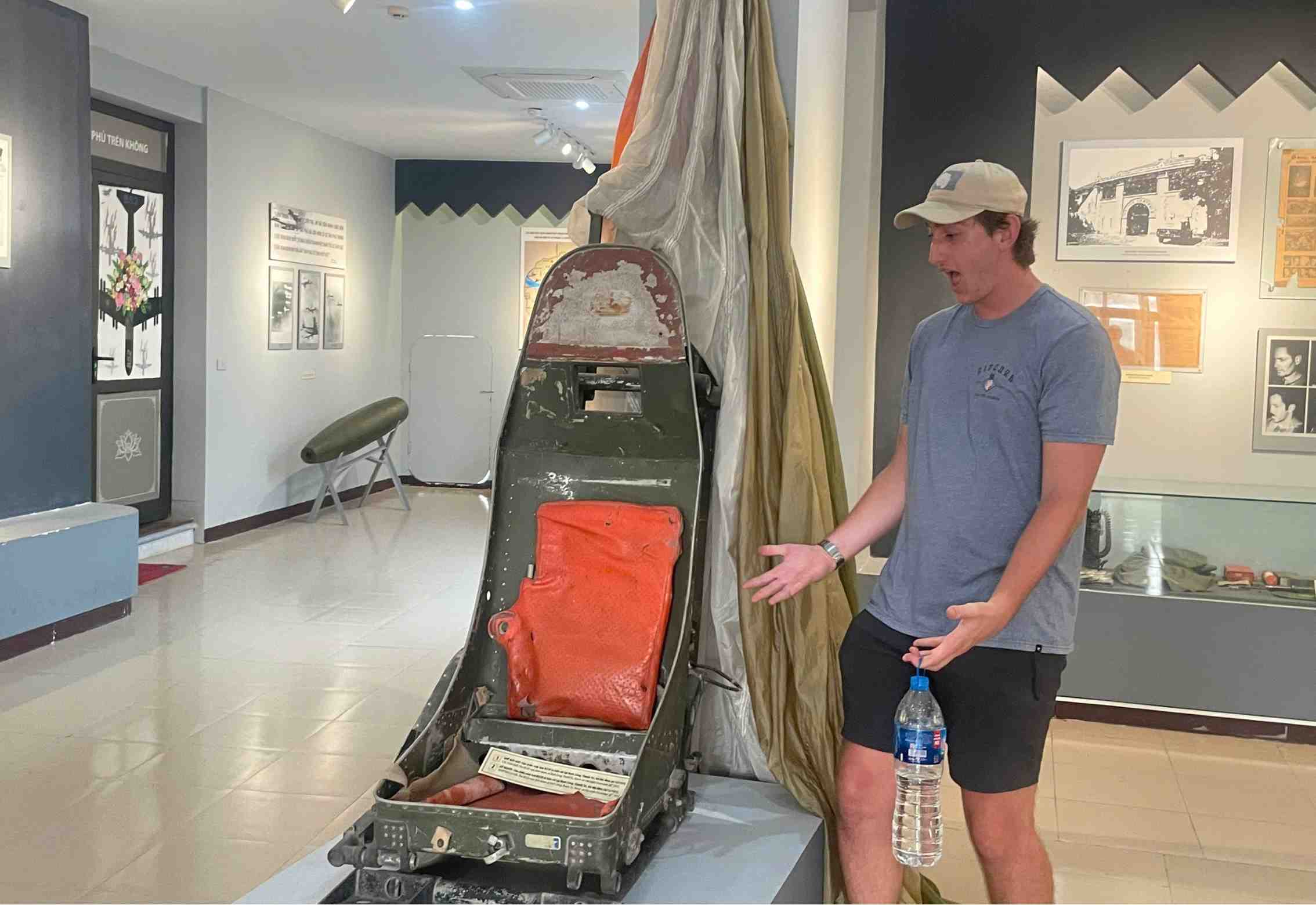 Sự tò mò và thích thú hiện rõ trên gương mặt anh Lucas khi lần đầu chiêm ngưỡng xác máy bay B-52 và các hiện vật sót lại như ghế phi công. Ảnh: Minh Vũ