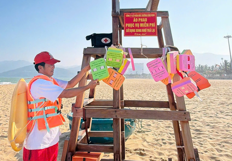Công ty CP Môi trường Bình Định triển khai 8 điểm cho mượn áo phao miễn phí dọc bờ biển nhằm đảm bảo an toàn cho người dân và du khách khi tắm biển.