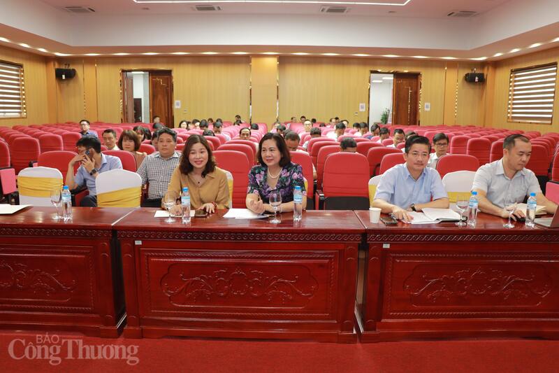 Các đại biểu tham dự hội nghị.