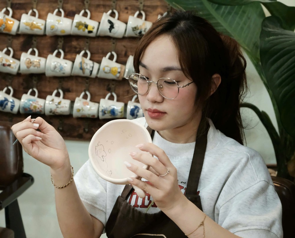 Chị Trần Ngọc Khánh Linh thường xuyên tham gia các workshop như một cách làm mới các hoạt động giải trí thường ngày. Ảnh: Quỳnh Chi