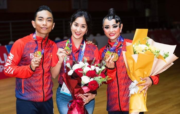 Khánh Thi chụp ảnh cùng Phan Hiển và bạn nhảy Thu Hương sau khi giành huy chương vàng SEA Games 31. Ảnh: NVCC