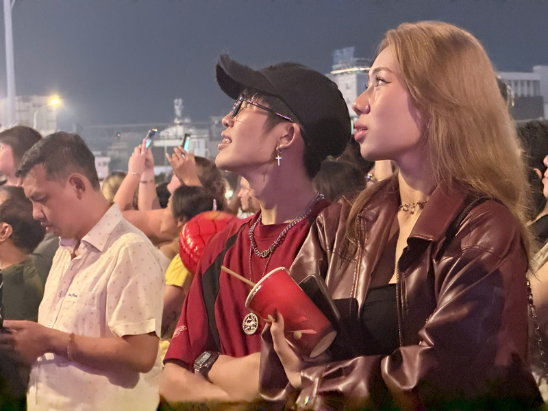 Các bạn trẻ tập trung tại trung tâm, hào hứng chờ đợi và chiêm ngưỡng màn trình diễn pháo hoa tầm cao. Ảnh: Minh Anh.