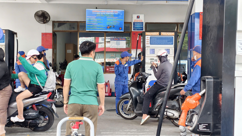 Theo đánh giá của các đơn vị kinh doanh xăng dầu trên địa bàn Quảng Ngãi, hiện chưa ghi nhận có phản ứng tiêu cực nào về sản phẩm xăng E10. Ảnh: Nguyễn Dương