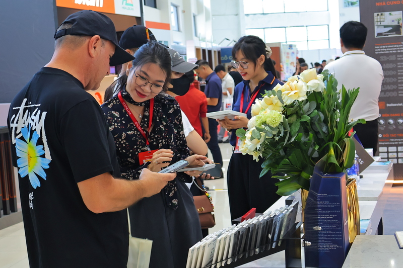 Nhiều du khách trong và ngoài nước cũng đến tham quan, lựa chọn sản phẩm. Ảnh: Diễm Phúc