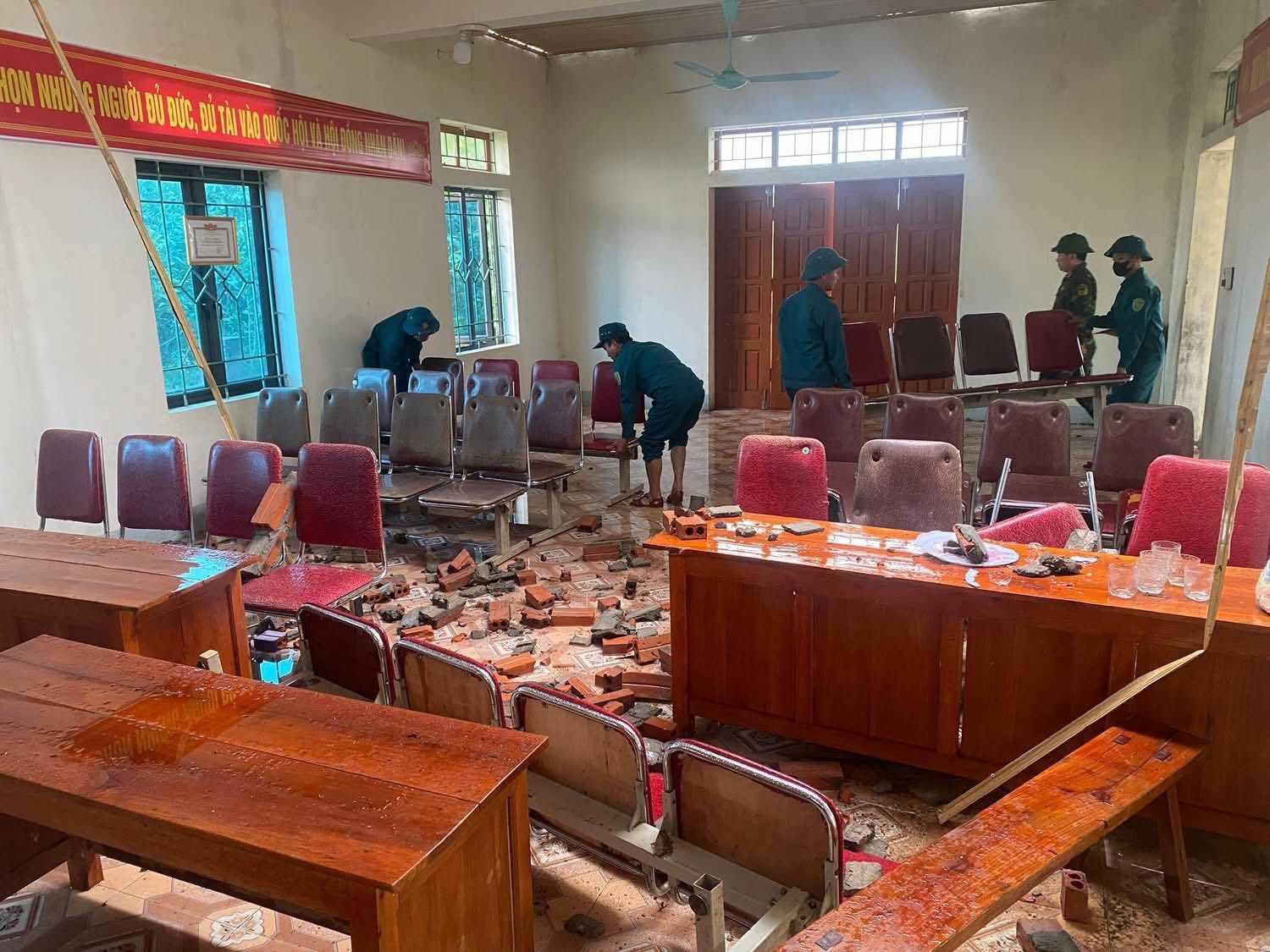Lực lượng chức năng khẩn trương khắc phục hậu quả dông lốc tại một công trình bị hư hỏng ở Nghệ An. Ảnh: Ngọc Anh