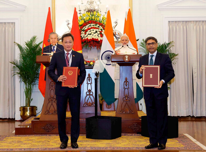 Tổng Bí thư, Chủ tịch nước Tô Lâm và Thủ tướng Ấn Độ Narendra Modi chứng kiến lễ trao các văn kiện hợp tác giữa KTNN Việt Nam - Ấn Độ. Ảnh: TTXVN
