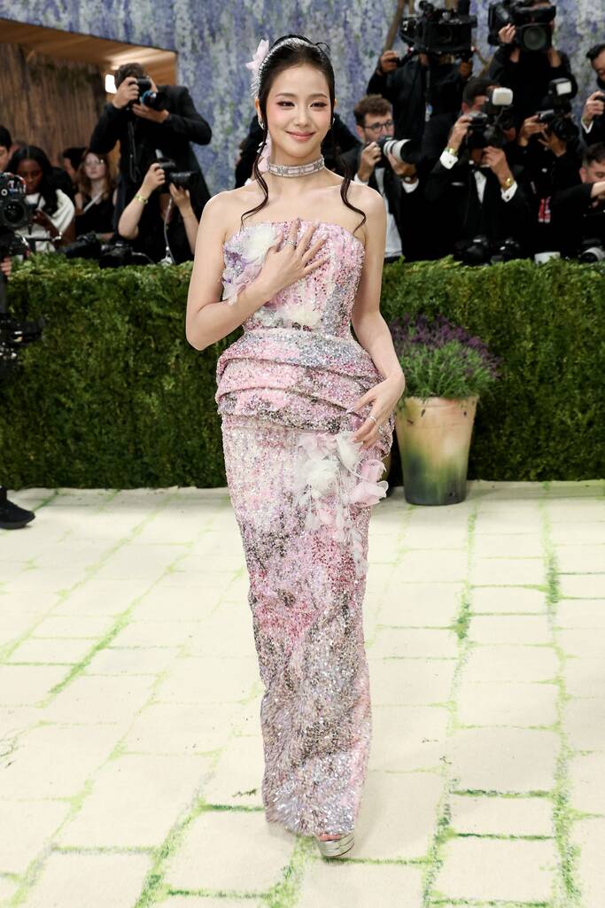 Jisoo (Blackpink) có màn ra mắt ấn tượng tại Met Gala 2026. Ảnh: AFP