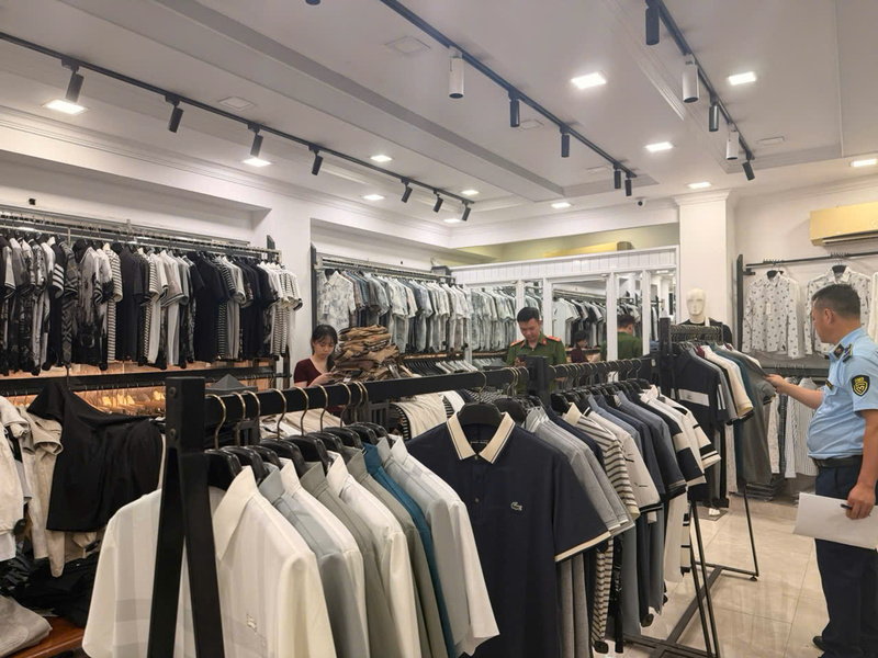 Lực lượng Quản lý thị trường kiểm tra cơ sở kinh doanh hàng hóa có dấu hiệu giả mạo thương hiệu thời trang nổi tiếng. Ảnh: S.T