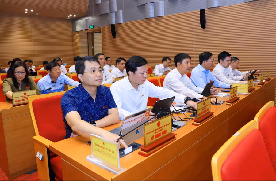 Đại biểu HĐND TP Hà Nội biểu quyết thông qua nội dung tại kỳ họp.