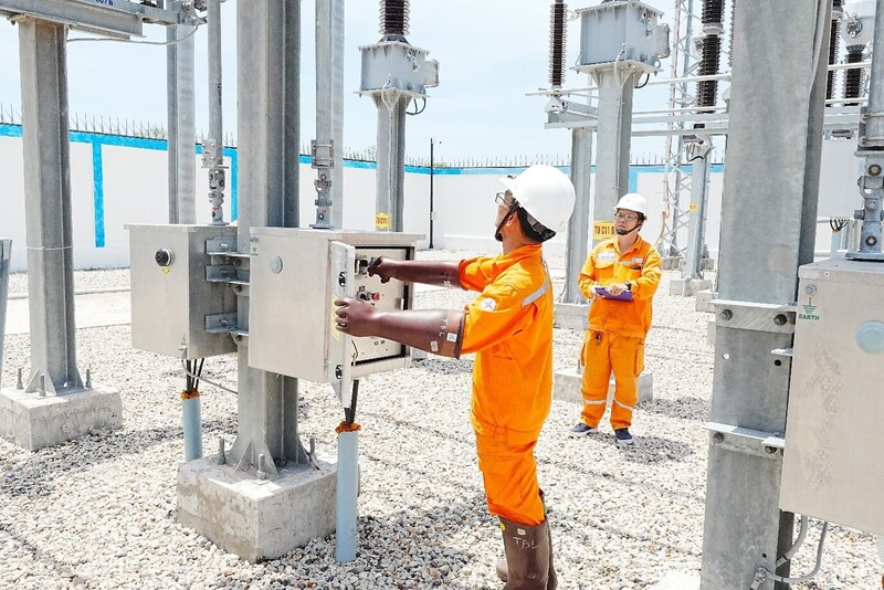 Trong 4 tháng đầu năm 2026, EVNSPC đã đóng điện được 51 công trình lưới điện 110kV (trong ảnh: nhân viên Công ty Điện lực Cà Mau thao tác đóng điện Trạm biến áp 110kV Hiệp Thành và đường dây đấu nối ngày 29/4/2026). Ảnh: Văn Tám.