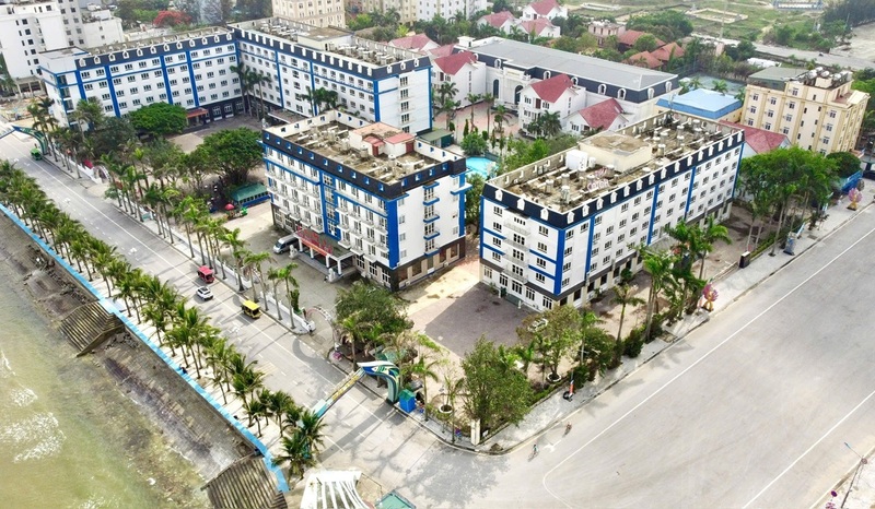 Khu du lịch biển Ánh Phương được thiết kế với tổ hợp khách sạn hiện đại gồm 4 khu khách sạn từ 5 đến 7 tầng hướng biển, cùng khu biệt thự sang trọng với tổng số hơn 500 phòng nghỉ, đạt tiêu chuẩn 3 sao. Ảnh: Xuân Thảo