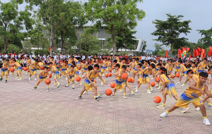 Lễ khai mạc diễn ra trong không khí sôi nổi. vy16.jpg