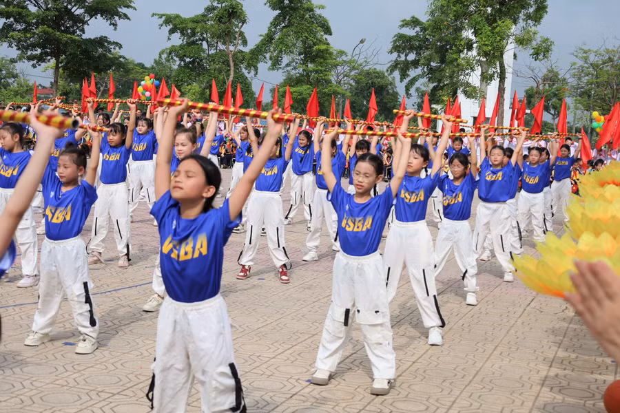 Màn đồng diễn của học sinh tại lễ khai mạc. vy18.jpg