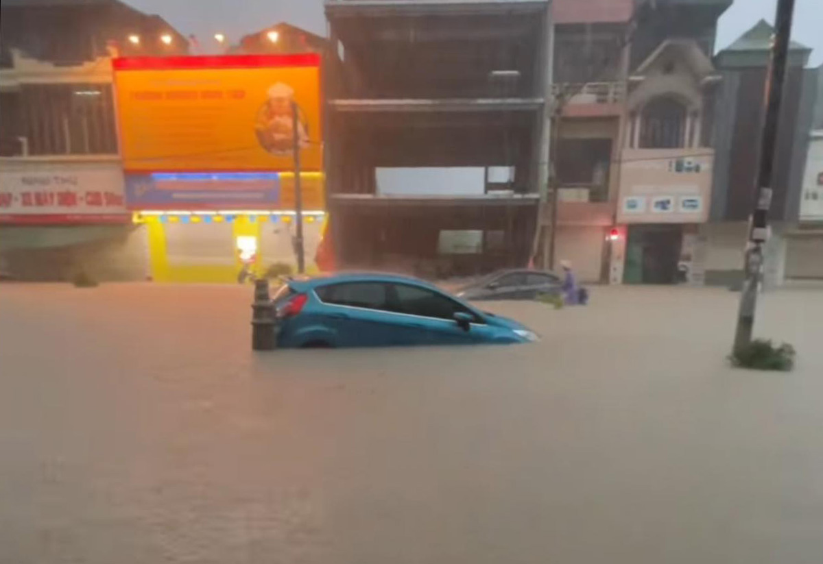 Tình trạng ngập lụt tại một tuyến đường, phường Quang Hanh. Ảnh: Người dân cung cấp