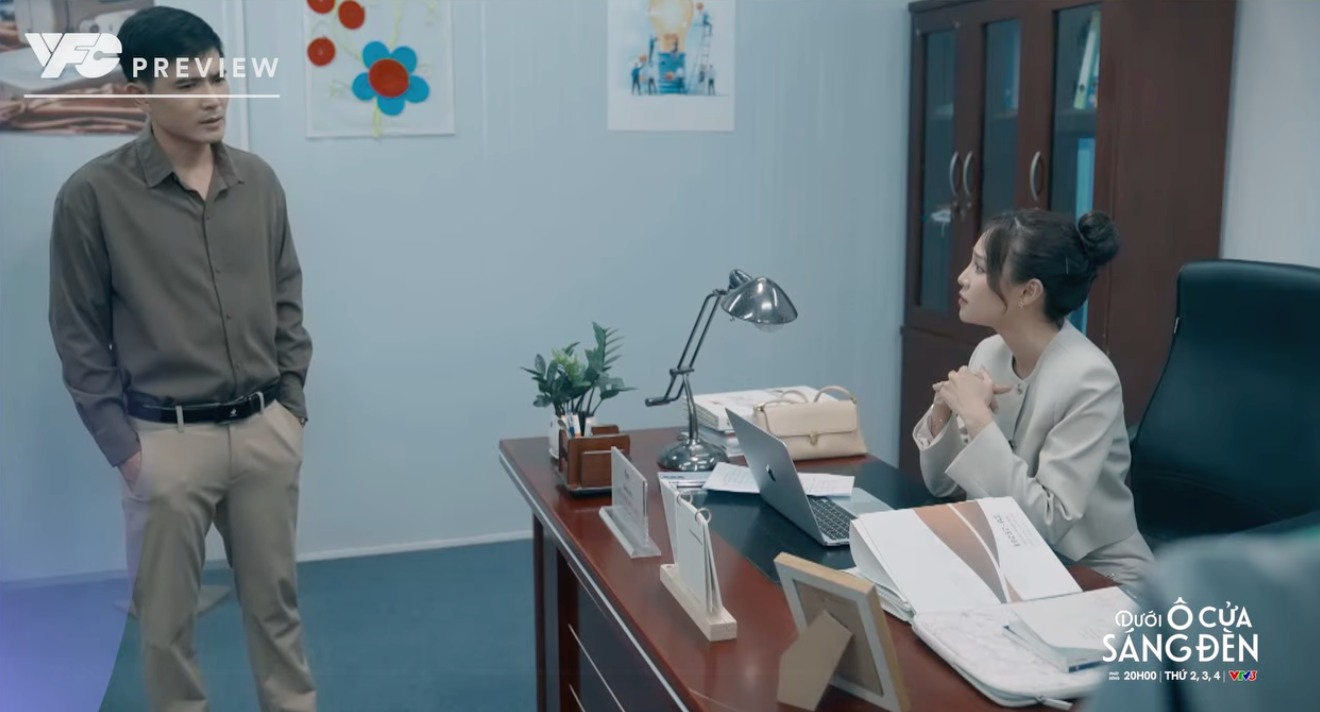 Sinh và Diệu mâu thuẫn trong tập 2 phim “Dưới ô cửa sáng đèn“. Ảnh: VFC.