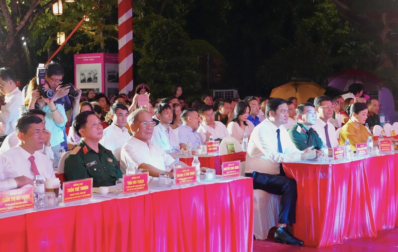 Các đồng chí lãnh đạo tỉnh Nghệ An. Ảnh: Mai Liễu
