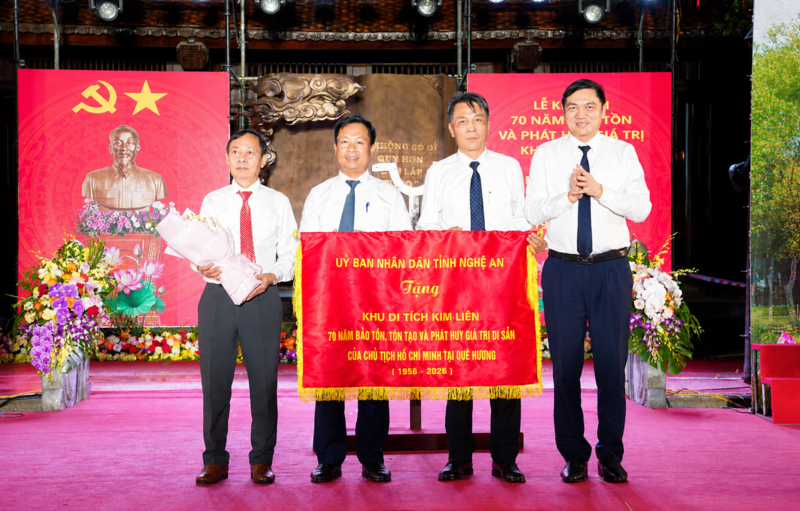 Phó Bí thư Thường trực Tỉnh ủy Nghệ An Hoàng Nghĩa Hiếu trao tặng Khu Di tích Kim Liên bức trướng lưu niệm. Ảnh: Mai Liễu