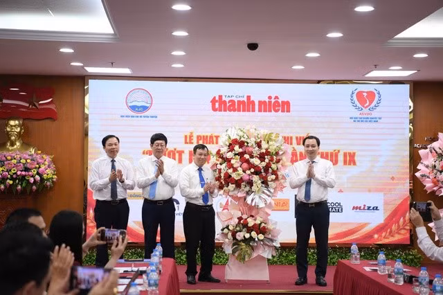 TS. Vũ Văn Tiến, Đại biểu Quốc hội khóa XVI, Ủy viên chuyên trách Ủy ban Văn hóa và Xã hội của Quốc hội trao lẵng hoa chúc mừng Ban tổ chức Cuộc thi viết