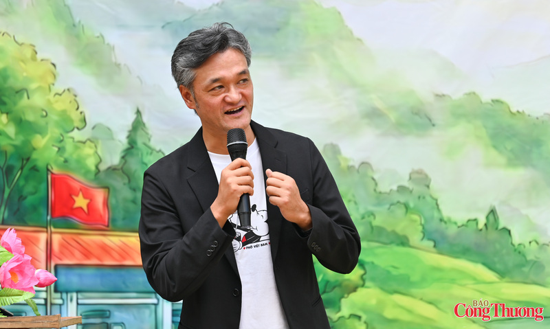 Ông Akiyama Naoki, Tổng giám đốc UNIQLO Việt Nam chia sẻ, cộng đồng và phát triển bền vững sẽ tiếp tục là trọng tâm trong chiến lược dài hạn của thương hiệu tại Việt Nam. Theo ông, bên cạnh hoạt động kinh doanh, việc đồng hành cùng địa phương, hỗ trợ giáo dục và tạo ra những giá trị tích cực cho xã hội luôn là định hướng mà UNIQLO hướng tới.