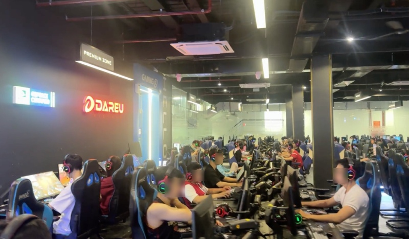 Gaming X 424 Nguyễn Trãi chật kín khách chơi dù đã quá nửa đêm. Ảnh: Nhóm PV