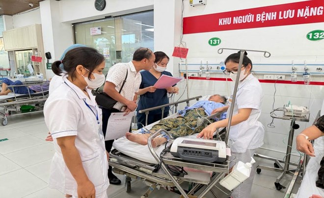 Nắng nóng gây áp lực kép lên sức khỏe người dân, bác sĩ