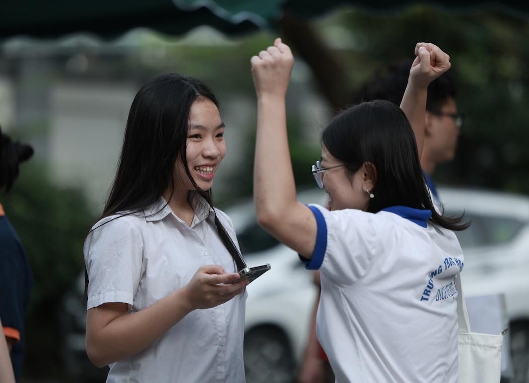 Trước giờ thi, thí sinh tranh thủ xem lại bài thi, hào hứng dự đoán độ khó đề thi Ngữ văn năm nay. Ảnh: Hải Nguyễn