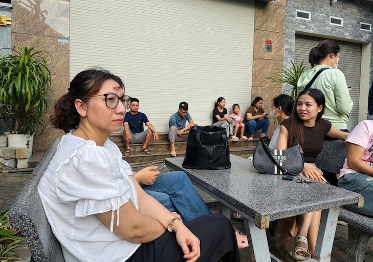 Nhiều phụ huynh nán lại, chờ con hoàn thành xong môn thi đầu tiên tại điểm thi THCS Ngô Quyền (xã Đông Anh, Hà Nội). Ảnh: Phương Anh