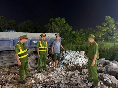 Công an Hà Nội ngăn chặn nhiều vụ đổ thải trái phép