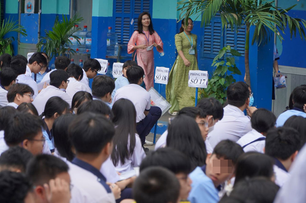 Thí sinh dự thi tại điểm thi Trường THCS Lê Lợi (phường Xuân Hòa). Ảnh: Chân Phúc