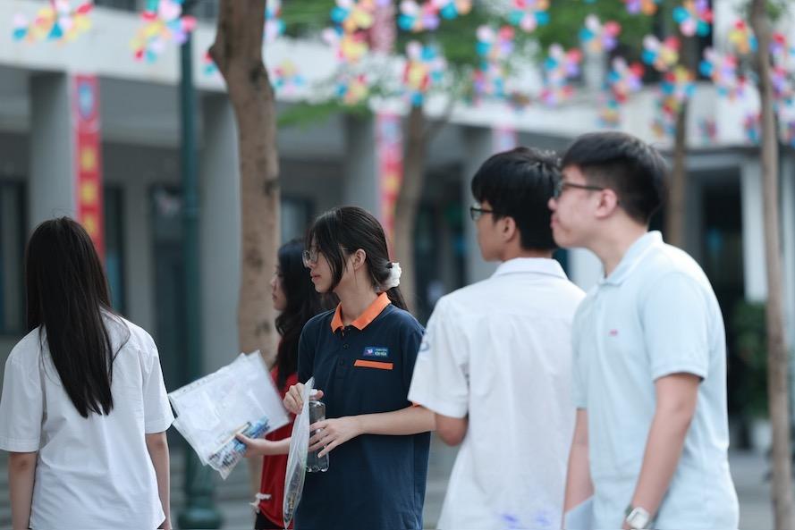 Thí sinh có mặt tại điểm thi Trường THCS Yên Hòa sáng 30.5. Ảnh: Hải Nguyễn