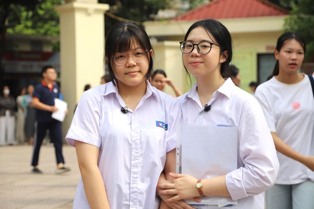 Học sinh hào hứng dự đoán đề thi Ngữ văn trước giờ thi. Ảnh: Tường Vân