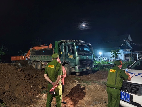 Cảnh sát phản ứng nhanh bắt quả tang xe đổ thải trái phép. Ảnh: CAHN