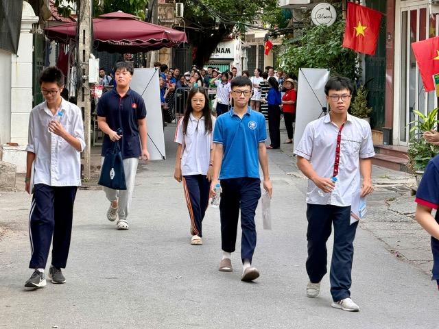 Thí sinh dự thi tại điểm thi Trường THPT Yên Hòa sáng 30.5. Ảnh: Vũ Linh