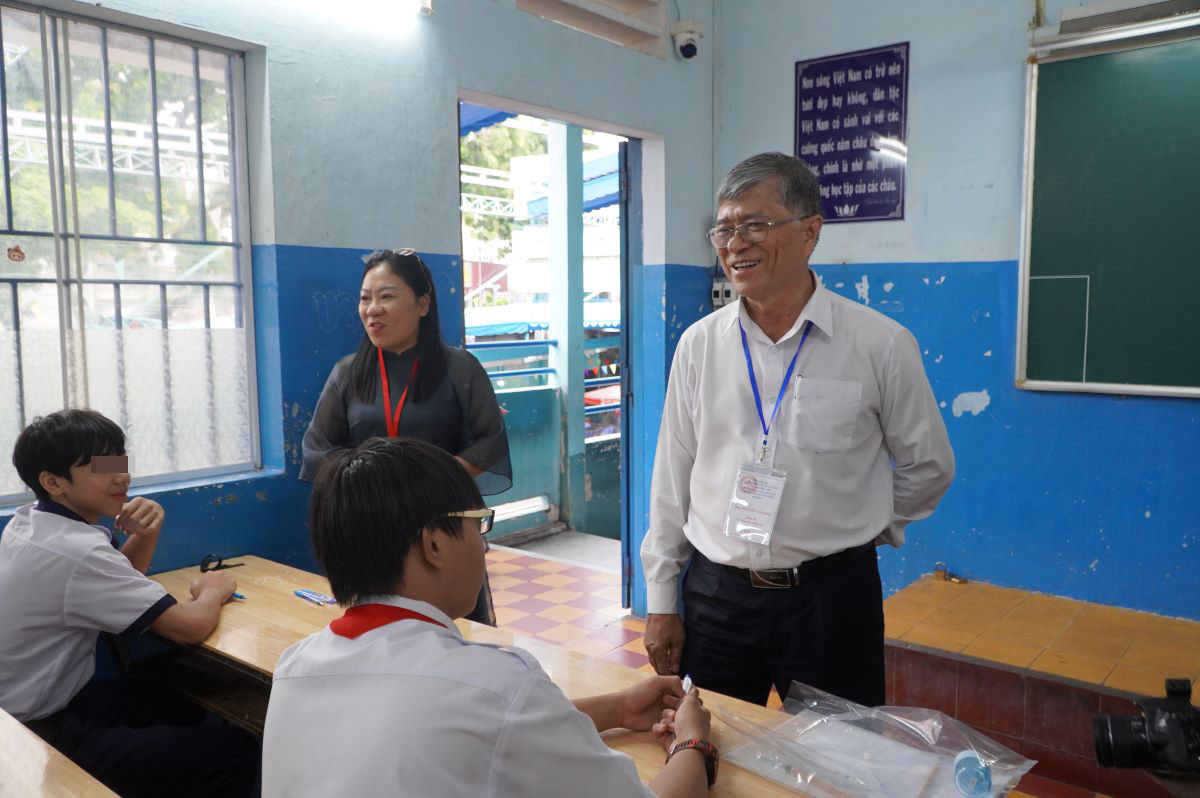Ông Nguyễn Văn Hiếu - Giám đốc Sở GDĐT TPHCM kiểm tra, động viên thí sinh tại điểm thi Trường THCS Lê Lợi trước giờ thi Ngữ văn. Ảnh: Chân Phúc