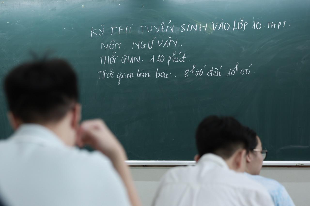 Thời gian làm bài thi môn Ngữ văn sẽ bắt đầu từ 8h đến 10h sáng nay. Ảnh: Hải Nguyên