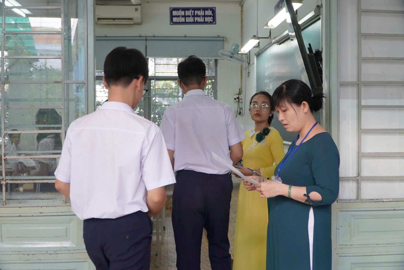 Thí sinh vào phòng thi. Ảnh: Chân Phúc