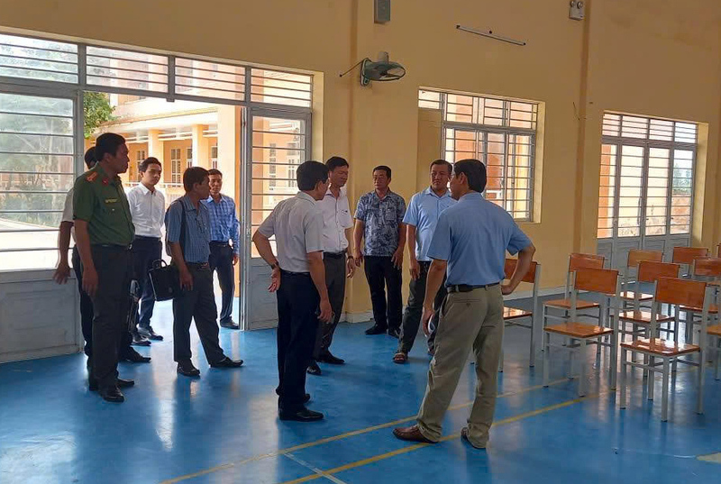 Công tác kiển tra điểm thi tại Trường THPT Lê Văn Đẩu tỉnh Cà Mau. Ảnh: EVNSPC.