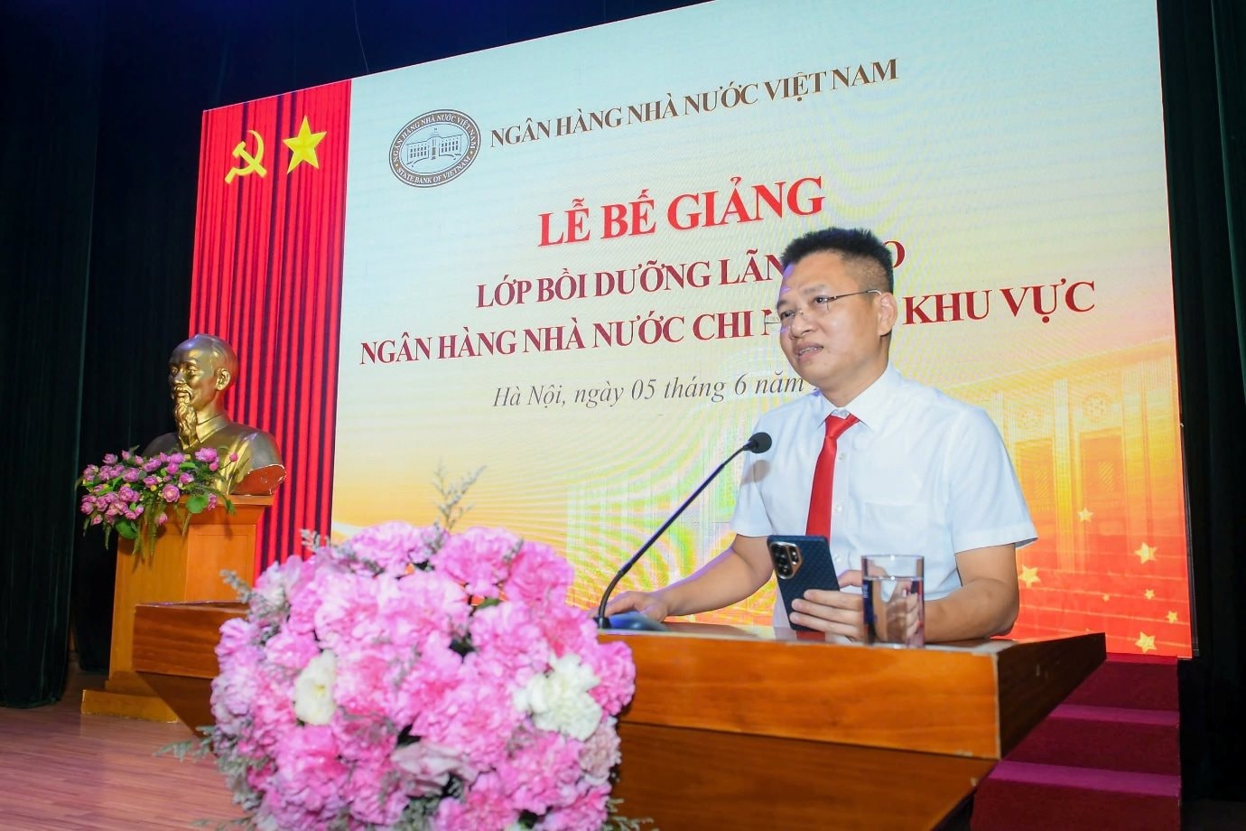 5.6-4-xay-dung-doi-ngu-lanh-dao-nganh-ngan-hang-du-pham-chat-nang-luc-uy-tin-dap-ung-yeu-cau-phat-trien-trong-giai-doan-moi.jpg