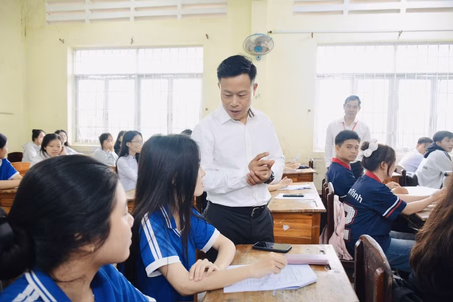 Thứ trưởng Bộ GD&ĐT Lê Quân chúc các thí sinh đạt kết quả cao trong Kỳ thi. z7889014572585-c5f5e6d0f274dbcdcda5e26a10d7bd93.jpg