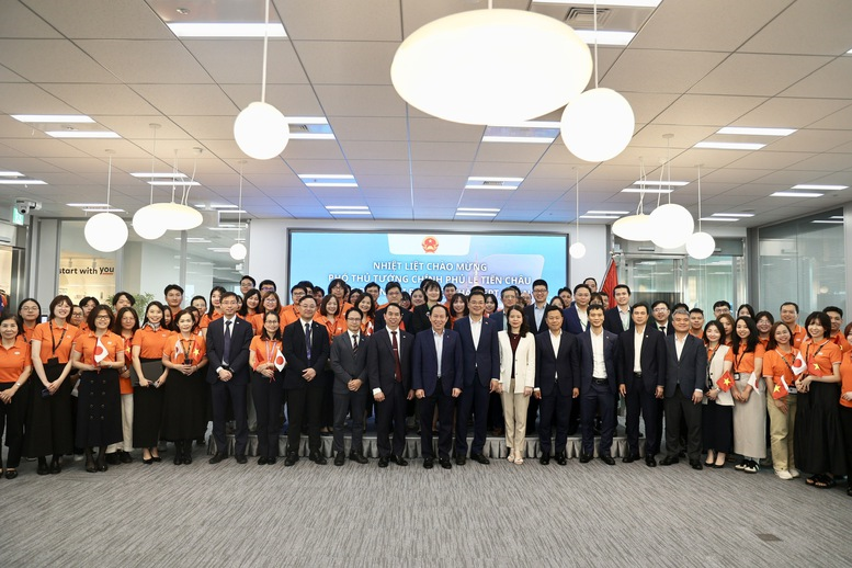 Phó Thủ tướng Lê Tiến Châu chụp ảnh lưu niệm tại công ty FPT ở Nhật Bản - Ảnh: VGP/Thu Sa