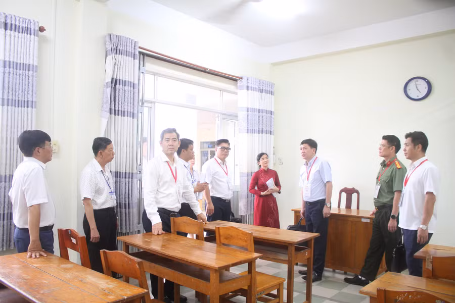 Đoàn công tác của Bộ GD&ĐT cùng lãnh đạo Sở GD&ĐT TP Cần Thơ kiểm tra công tác chuẩn bị Kỳ thi tốt nghiệp THPT. can-tho-san-sang-ky-thi-tot-nghiep-thpt-2.jpg