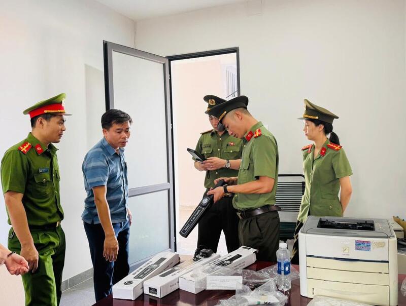 Công an phường Thành Sen kiểm tra các thiết bị phục vụ kỳ thi tại điểm thi Trường THPT Phan Đình Phùng. Ảnh: Công an Hà Tĩnh