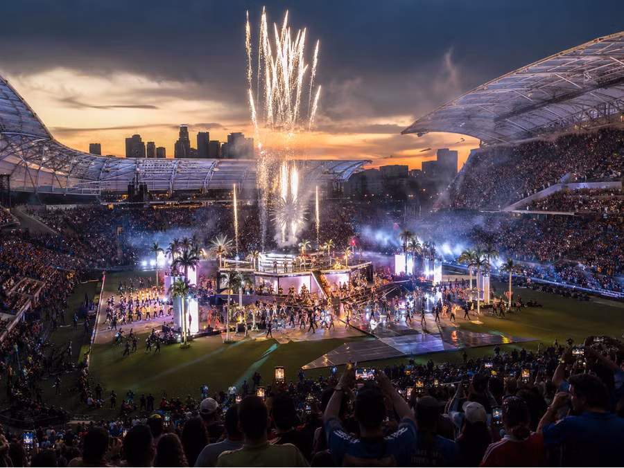 Hình ảnh minh họa chương trình tại Los Angeles Stadium trước trận Mỹ - Paraguay ngày 12/6. Sân khấu mang phong cách giải trí hiện đại, kết hợp âm nhạc, trình diễn quy mô lớn và không khí lễ hội đặc trưng của thành phố Los Angeles. khai-mac-3.png