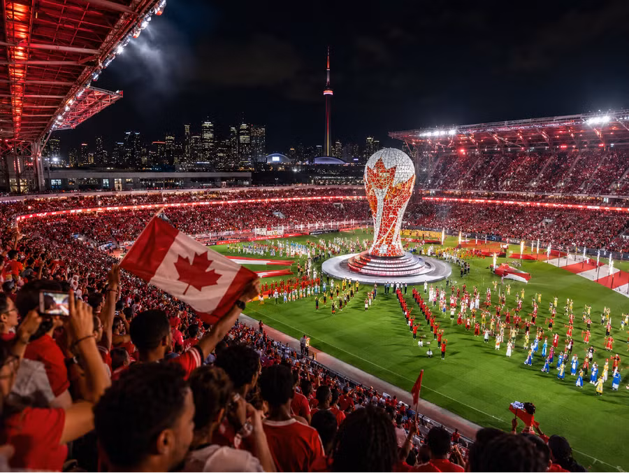 Hình ảnh minh họa lễ khai mạc tại Toronto Stadium trước trận Canada - Bosnia và Herzegovina ngày 12/6. Điểm nhấn của chương trình là hình tượng Cup World Cup được tái hiện bằng nghệ thuật ghép mảnh, biểu trưng cho sự đa dạng văn hóa của Canada. khai-mac-2.png