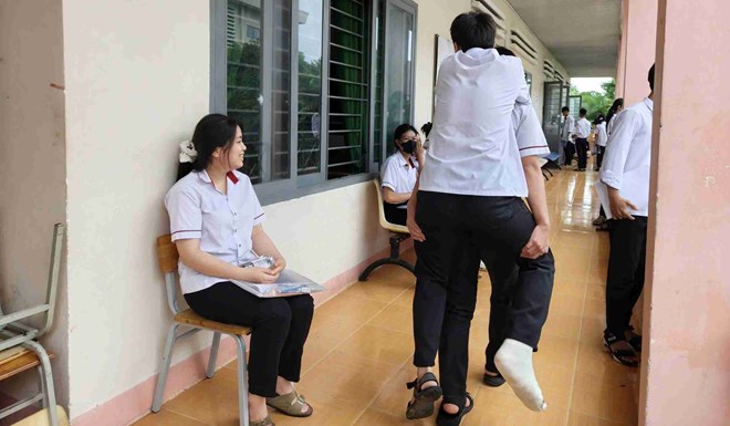 Xúc động hình ảnh nam sinh cõng bạn gãy chân đến phòng thi