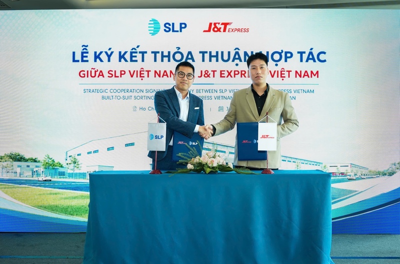Đại diện SLP Việt Nam và J&T Express Việt Nam ký kết thỏa thuận hợp tác phát triển trung tâm phân loại tự động theo mô hình xây dựng theo yêu cầu tại SLP Park Nam Thuận. Ảnh: ND