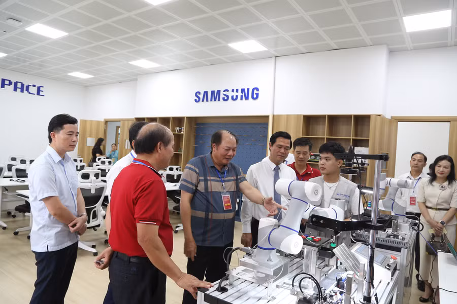 Phó Chủ tịch UBND tỉnh Bắc Ninh Lê Xuân Lợi cùng các đại biểu tham quan trình diễn Robot tích hợp trí tuệ nhân tạo. 1f2a3834.jpg